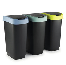 Trois poubelles avec différentes couleurs de couvercle