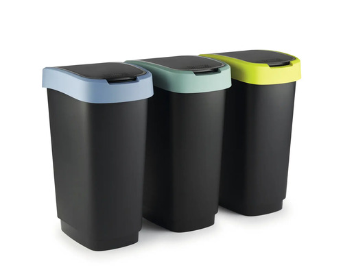 Trois poubelles à couvercle basculant