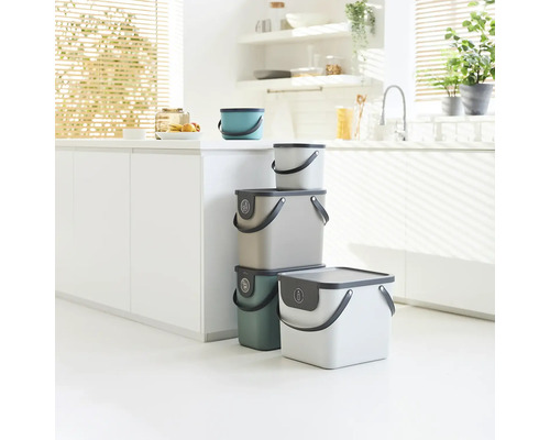 Plusieurs poubelles dans une cuisine lumineuse pour le tri des déchets