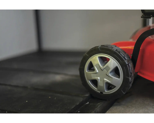 Detailaufnahme eines Rasenmäherrades.