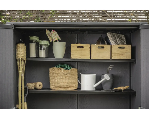 Étagère de jardin avec outils de jardinage, pots de fleurs et récipients de rangement