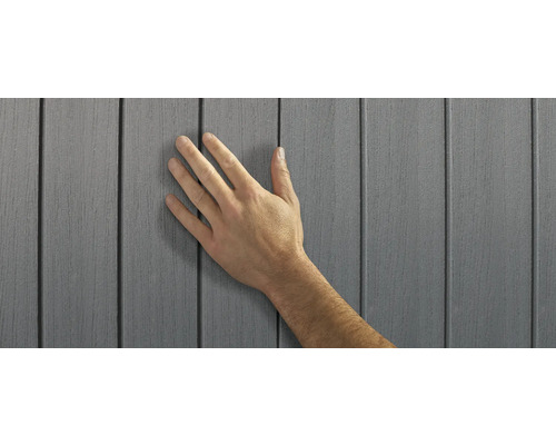 Terrassendiele aus Holzverbundwerkstoff mit Hand