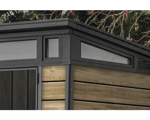 Detailansicht eines Gartenhauses mit Fenstern und Holzverkleidung.