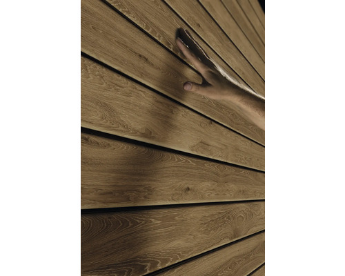 Holzfassade mit fühlbarer Oberfläche und einer Hand