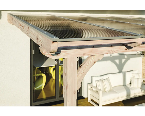 Vue détaillée d''un toit de terrasse en bois avec des panneaux transparents et un salon de jardin en arrière-plan.