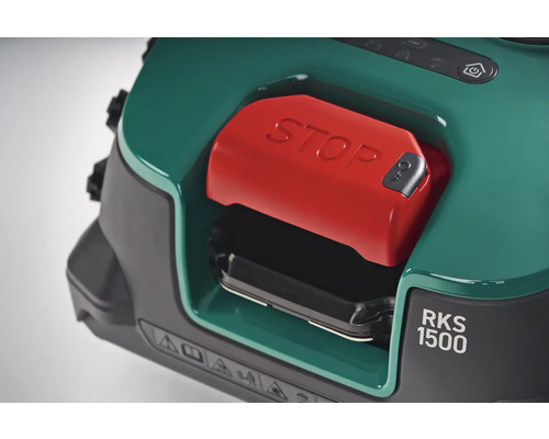 Gros plan d''un robot de tonte avec bouton d''arrêt rouge et l''inscription RKS 1500