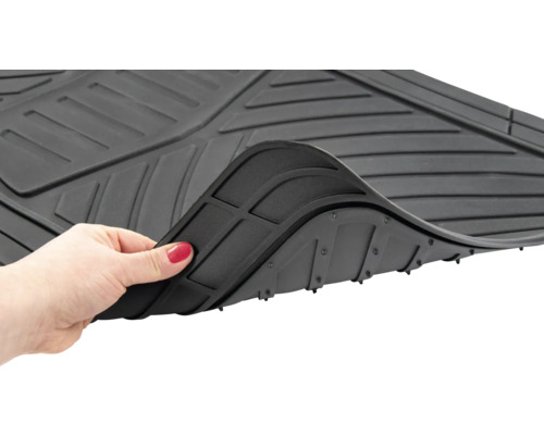 Schwarze Gummifußmatte mit gerippter Oberfläche und angehobener Ecke, die die Unterseite zeigt.