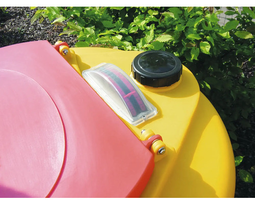 Detailansicht eines gelben und pinkfarbenen Spielzeugfahrzeugs mit Tankdeckel und durchsichtigem Element