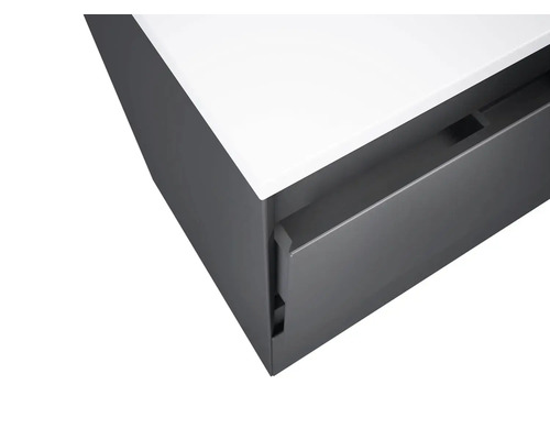 Detailaufnahme eines Badezimmerunterschranks mit Schublade