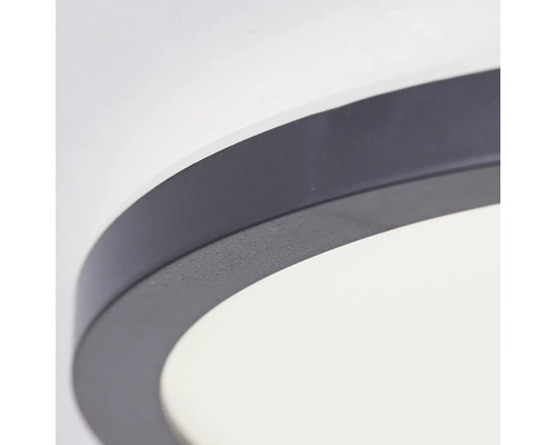 Gros plan d''un plafonnier rond avec un cadre foncé