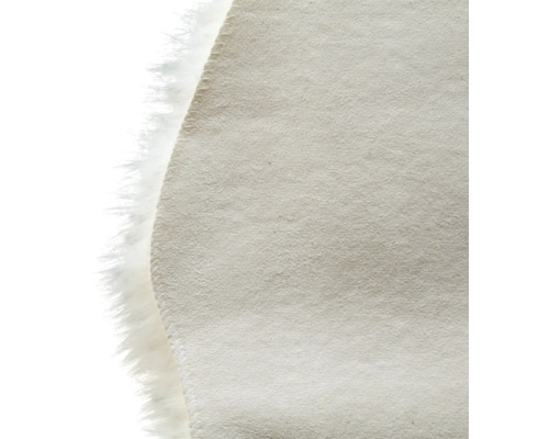 Detailansicht eines runden Teppichs mit Fellrand