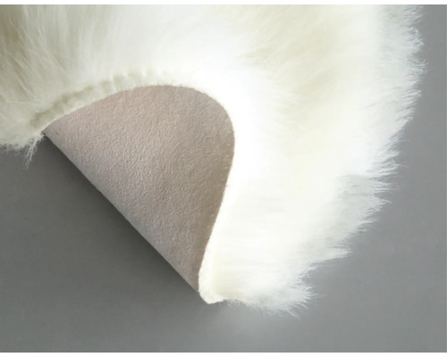 Detailansicht eines Teppichs mit langem Flor und Rückseite