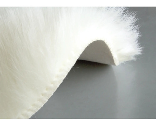 Detailaufnahme eines Teppichs mit Kunstfell