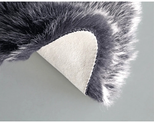 Couverture imitation peau de mouton grise avec envers.