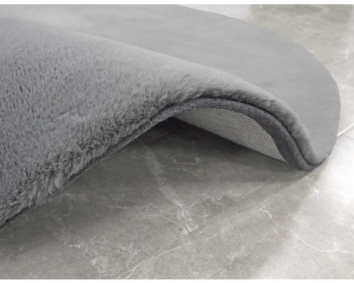 Detailansicht eines grauen Teppichs mit weicher Oberfläche