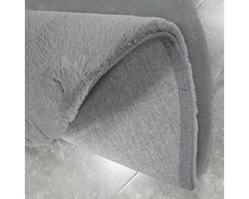 Grauer Teppich mit Textilrücken