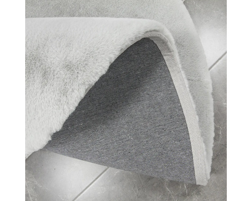 Vue détaillée d''un tapis clair avec poils et envers textile