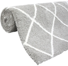 Tapis gris roulé avec motif géométrique