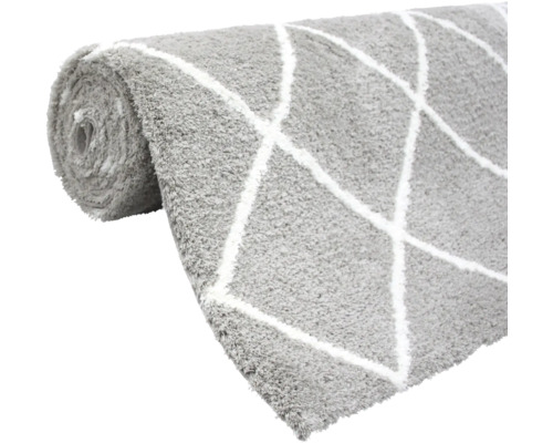 Tapis gris roulé avec motif géométrique