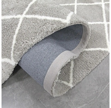 Tapis gris avec motif géométrique