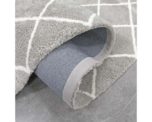 Tapis gris avec motif géométrique