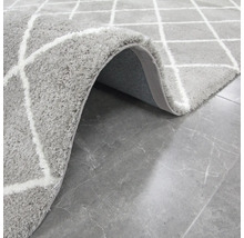Tapis gris à motif losanges