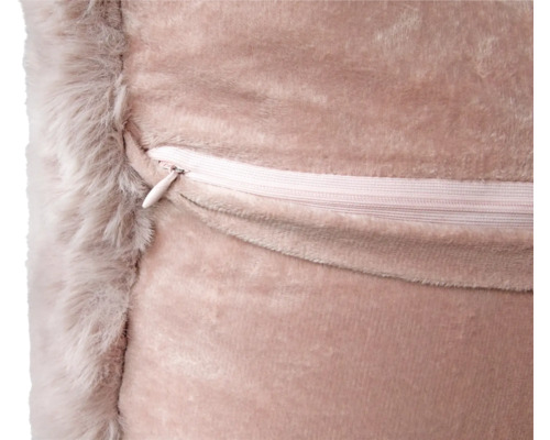 Detailansicht eines Kissens mit Reißverschluss