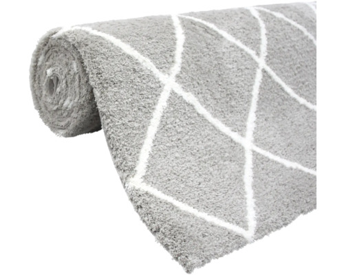 Gerollter grauer Teppich mit weißem Rautenmuster