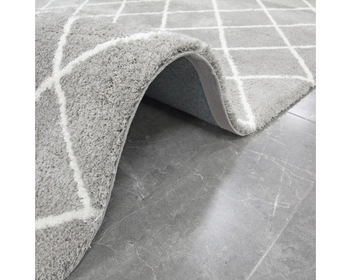 Grauer Teppich mit geometrischem Muster
