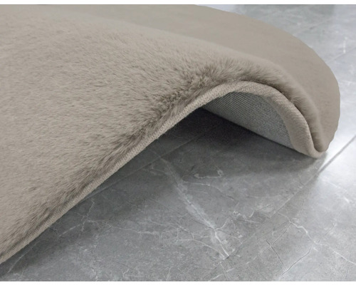 Vue détaillée d''un tapis beige à poils longs