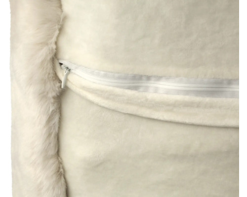 Detailansicht eines Kissens mit Reißverschluss und Kunstfellrand