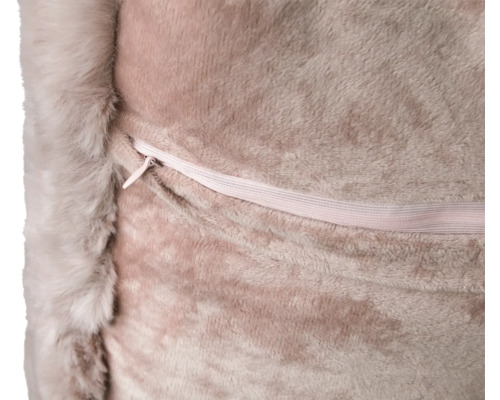 Detailaufnahme eines Zierkissens mit Reißverschluss und Fellrand