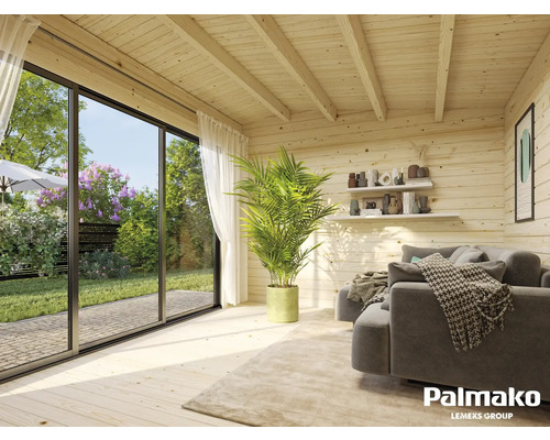 Heller Innenraum eines Gartenhauses mit Holzverkleidung, Sofa und Fensterfront zum Garten