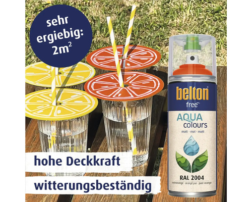 Belton Free Aqua Colours Sprühfarbe neben Trinkgläsern auf einer Holzoberfläche.