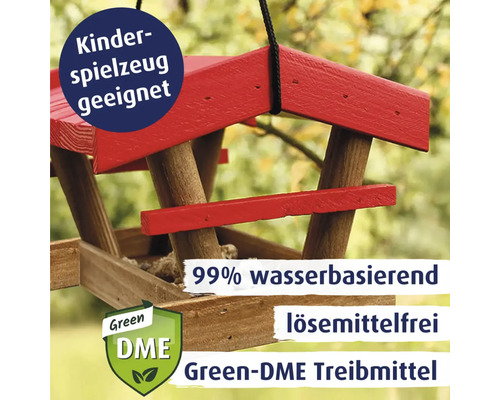 Hängendes Vogelhaus aus Holz mit dem Hinweis Kinderspielzeug geeignet, 99 % wasserbasiert, lösemittelfrei und Green-DME Treibmittel.
