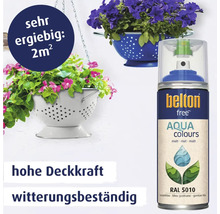 Belton Free Aqua Colours Lack Spraydose mit Blumenampeln im Hintergrund