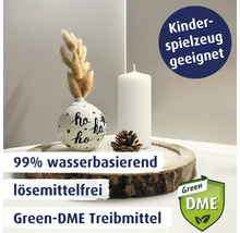 Dekoration mit Christbaumkugel, Kerze und Tannenzapfen