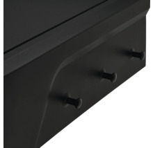 Détail d''un établi noir avec support à outils