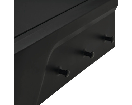 Détail d''un établi noir avec support à outils