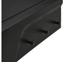 Detailansicht eines schwarzen Grills mit Haken für Grillwerkzeug