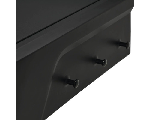 Vue détaillée d''un barbecue noir avec des crochets pour les ustensiles de barbecue