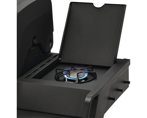 Réchaud latéral d''un barbecue à gaz avec couvercle ouvert et flamme bleue.