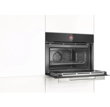 Einbau-Backofen mit geöffneter Tür in weißer Küchenzeile