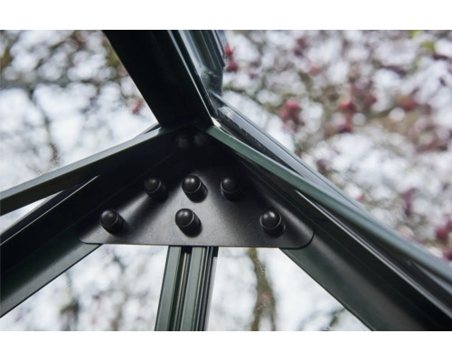 Detailaufnahme der Metallkonstruktion eines Gewächshauses mit Schrauben