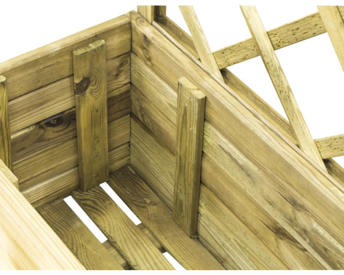 Detailansicht eines Hochbeets aus Holz mit Rankhilfe.