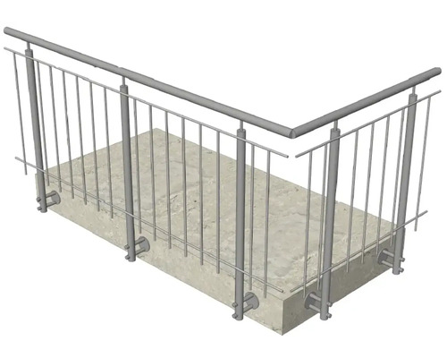 Garde-corps de balcon en métal sur un socle en béton