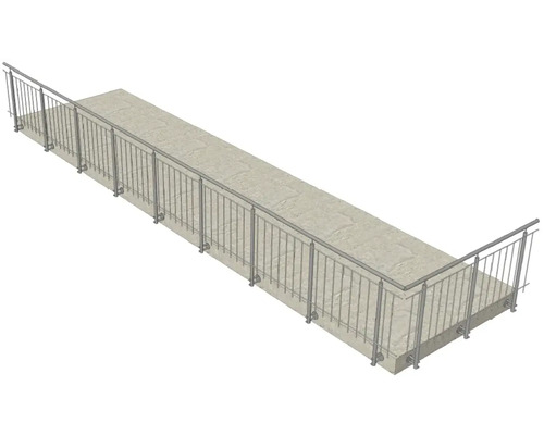 Balkonbrüstung aus Metall auf einer Betonfläche