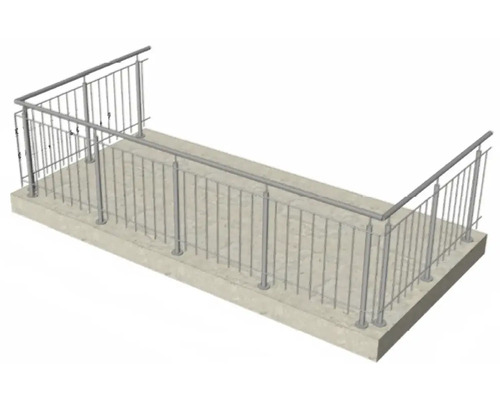 Balkongeländer aus Metall auf einer Betonplattform