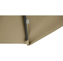 Detailansicht eines Sonnenschirms mit Gestell und Stoffbespannung