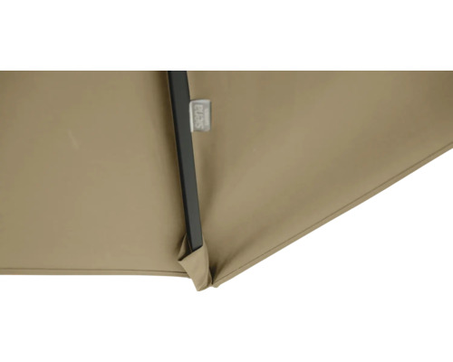 Detailansicht eines Sonnenschirms mit Gestell und Stoffbespannung